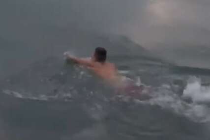 (VIDEO) "Volim adrenalin zato sam zaplivao" Mladić se okupao u rijeci Uni na -5 temperaturi