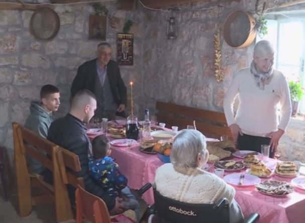 (FOTO) "Daj Bože sloge i zdravlja, ostalo će sve biti" U selu kod Trebinja posebna ljepota običaja za Božić, ovako se slavilo u porodici Popović