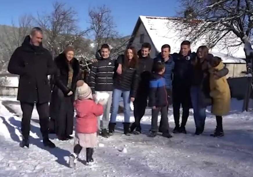 (FOTO) "Mi smo mali fudbalski tim" Porodica Tošić ima devetoro djece, napustili grad i sada žive na selu