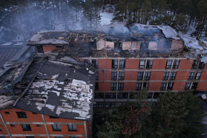 (FOTO) KROV POTPUNO UNIŠTEN Prve fotografije nakon velikog požara u bolnici, vatrogasci i dalje na terenu