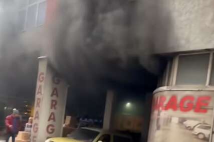 (FOTO, VIDEO) Vatra i dalje gori: Požar na pijaci u Sarajevu još nije ugašen