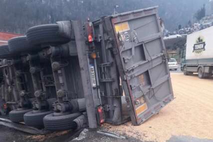 (VIDEO) Jezivi snimci sa mjesta teške saobraćajne nesreće: Kamion sletio sa puta, pa se ZAKUCAO U AUTOMOBILE