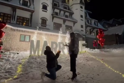 (VIDEO) Romantične scene stižu sa Jahorine: Mladić iz Dubaija zaprosio djevojku iz BiH
