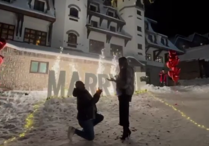 (VIDEO) Romantične scene stižu sa Jahorine: Mladić iz Dubaija zaprosio djevojku iz BiH