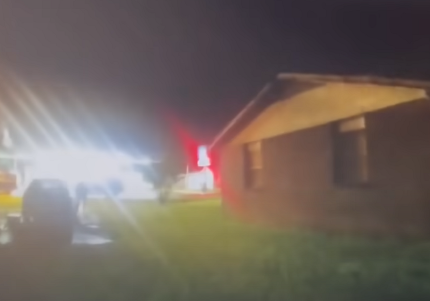 (UZNEMIRUJUĆI VIDEO) Objavljen jeziv snimak: Policija upala u kuću i upucala dječaka (11)