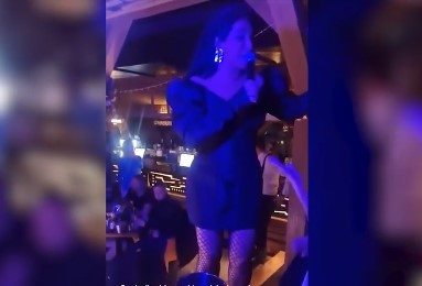 (VIDEO) Zapalila cijeli klub: Seka Aleksić se u kratkoj haljini i mrežastim čarapama POPELA NA ŠANK