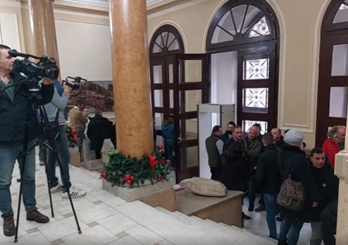 (VIDEO) PONOVO PROTESTI U Gradskoj upravi se okupili nezadovoljni roditelji