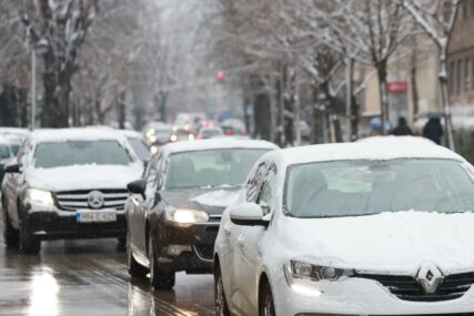(VIDEO, FOTO) Zimska idila napokon stigla u Banjaluku: Snijeg obijelio automobile i drveće, radost mališana može da počne
