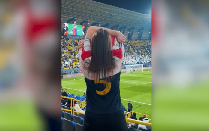 (VIDEO) ZANIMLJIV PERFORMANS Djevojka na stadionu skinula dres u Superkupu Španije