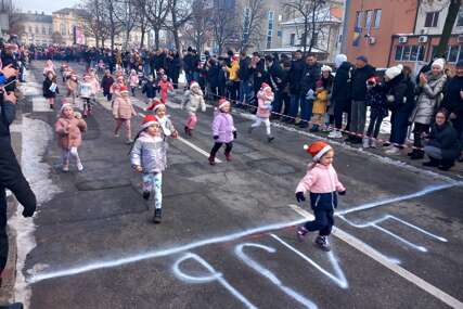 Učestvovalo 500 mališana: Održana trka malih Deda Mrazeva u Bijeljini