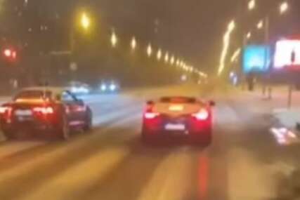 (VIDEO) "IGRAJU SE ŽIVOTIMA" Dvojica vozača sjeli u "bijesne" automobile, pa se trkali po ledu