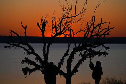 (FOTO) MOĆNE BOJE PRIRODE Prizori zalaska sunca iznad slanog jezera Tuz ostavljaju bez daha