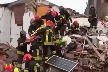 (VIDEO) JEZIVI PRIZORI Eksplozija u zgradi u Rimu, tri osobe izvučene iz ruševina