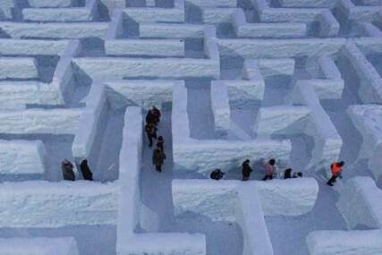 (FOTO) Zimska bajka u Poljskoj: Najveći lavirint na svijetu i masivne snježne skulpture prva atrakcija za turiste