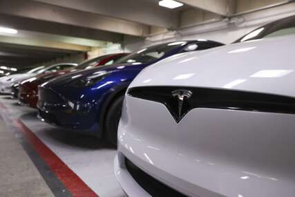 PROBLEM S LAMPICOM "Tesla" povlači više od dva miliona vozila zbog softvera