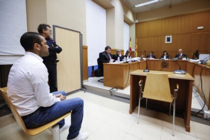 (FOTO) PREOKRET U SLUČAJU ALVES Svi su mislili da je Nejmar platio kauciju, ali je to na kraju učinio drugi saigrač iz Barselone