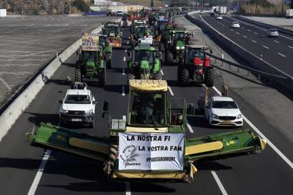 PROTEST HILJADA FARMERA Traktori 4. dan zaredom na saobraćajnicama i ulicama Španije