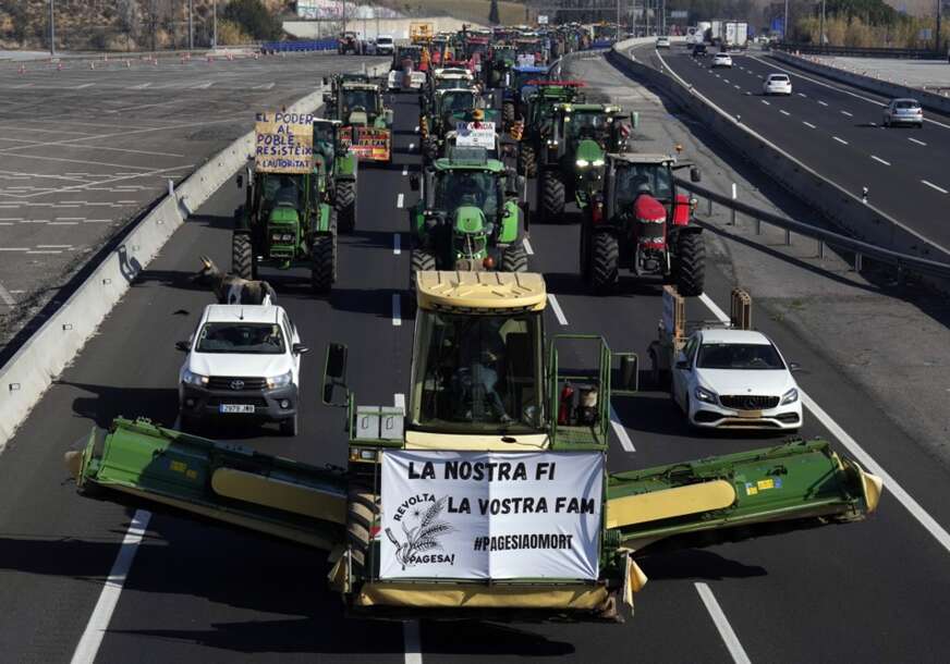 PROTEST HILJADA FARMERA Traktori 4. dan zaredom na saobraćajnicama i ulicama Španije