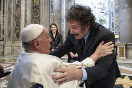 Havijer Milej zagrlio papu Franju