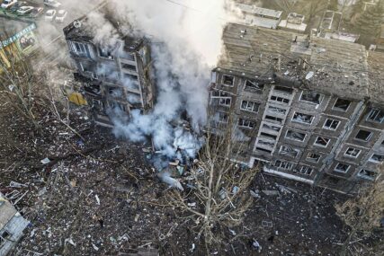 porušena zgrada u Ukrajini