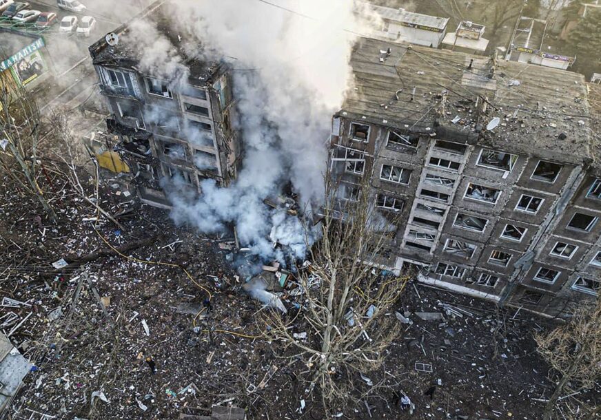porušena zgrada u Ukrajini
