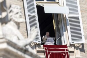 Papa Franjo pozdravlja farmere