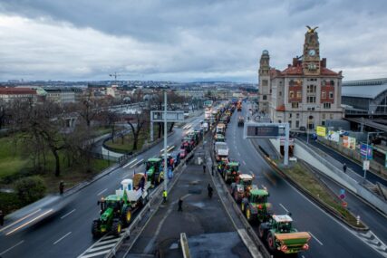 (VIDEO) Farmeri dovezli traktore u Prag: Tražimo da se vlada izjasni da li želi da preduzme mjere za spas poljoprivrede