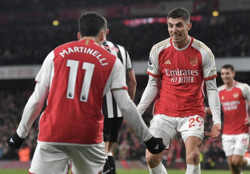 (FOTO) Ni d od derbija: Arsenal pokerom golova razbio Njukasl