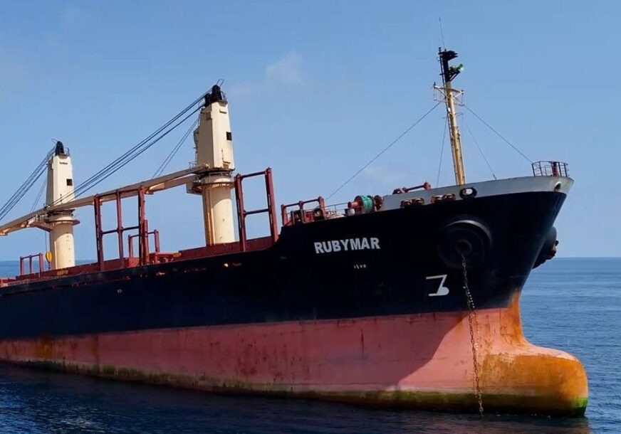Potonuo britanski brod u Crvenom moru: Posada pobjegla i ostavila plovilo nakon napada Huta