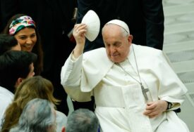 Papa Franjo prebačen u bolnicu: Poglavar Rimokatoličke crkve osjećao se loše tokom opšte audijencije u Vatikanu