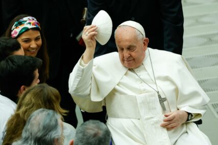 Papa Franjo prebačen u bolnicu: Poglavar Rimokatoličke crkve osjećao se loše tokom opšte audijencije u Vatikanu