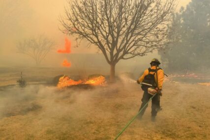 (VIDEO) Drugi najveći u istoriji države: Požar se u Teksasu DANIMA NE SMIRUJE, poginula žena