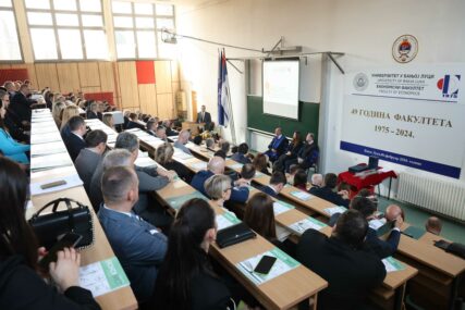 (FOTO) Uručene nagrade najboljim studentima:  Ekonomski fakultet Univerziteta u Banjaluci proslavio je 49 GODINA RADA