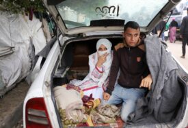 (FOTO) "Takva nam je sudbina" Mladi bračni par iz Gaze nakon vjenčanja započeo zajednički život u automobilu