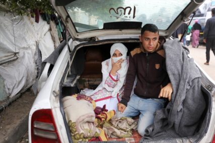 (FOTO) "Takva nam je sudbina" Mladi bračni par iz Gaze nakon vjenčanja započeo zajednički život u automobilu