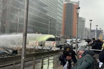 (VIDEO, FOTO) GAĐALI POLICAJCE BALEGOM Drama na protestu poljoprivrednika u Briselu, upotrijebljeni vodeni topovi