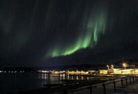 (FOTO) Okružen snježnim planinama i zelenim ostrvima: Tromso u Norveškoj je najbolje mjesto na svijetu za posmatranje POLARNE SVJETLOSTI