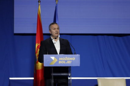 “Dolazi da prenese PORUKE PUTINA njegovim saveznicima u Crnoj Gori” Poslanik DPS pita zašto Mandić prima Dodika u Parlamentu, a ne u partiji