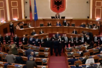 (VIDEO) Ponovo haos u albanskom parlamentu: Sjednica završena ranije zbog nemira, ispred skupštine protest opozicije
