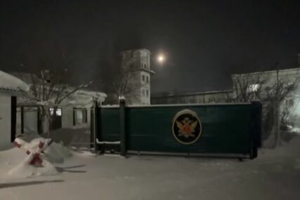 (VIDEO) “Mrtav konj bi se ovdje smrznuo za 15 minuta” Ovo je surovi zatvor u kome je umro Navaljni