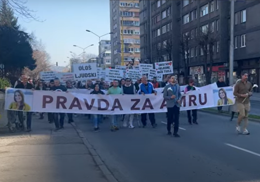 (VIDEO, FOTO) "BORIĆU SE DOK SAM ŽIV" U Tuzli održana protestna šetnja zbog brutalnog ubistva Amre Kahrimanović, bolne riječi njenog brata i sina paraju dušu