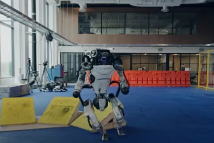 (VIDEO) OKRETNIJI I SPRETNIJI Humanoidni robot Atlas sve bolje koristi ruke