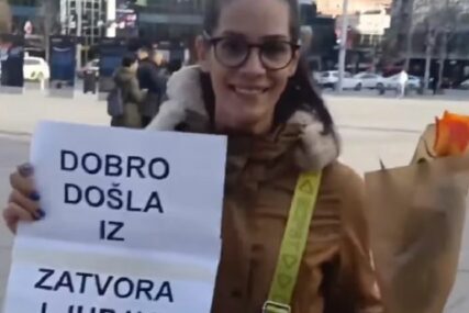 (VIDEO) "DOBRODOŠLA IZ ZATVORA" Branislav koji je sačekao djevojku sa nesvakidašnjim plakatom objasnio šta se krije iza snimka