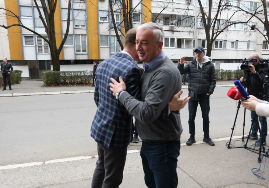 (VIDEO, FOTO) “Nema raspada” Borenović pred sjednicu Predsjedništva stranke pun optimizma, evo šta je rekao Stanivuković