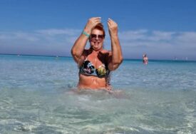 (FOTO) Ćana se brćka u plićaku na Karibima, mreže gore: Pjevačicu u kupaćem nikada niste vidjeli, skinula se u šestoj deceniji