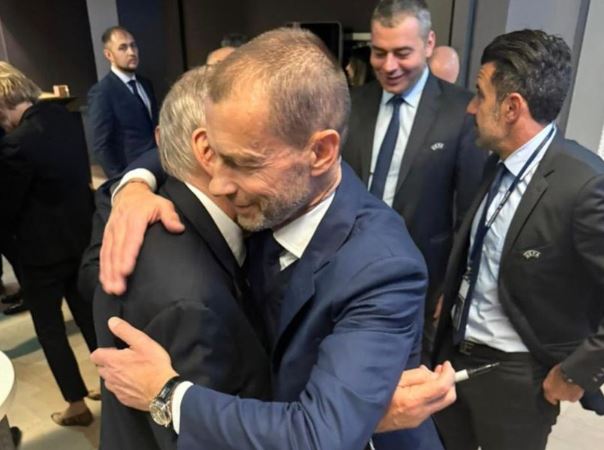 (FOTO) Luis Figo pritekao u pomoć: Džajić i Čeferin u srdačnom zagrljaju pred početak žrijeba za Ligu nacija