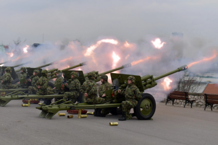 (VIDEO, FOTO) Obilježen Dan državnosti Srbije: Pripadnici Vojske počeli sa artiljerijskom paljbom na Kalemegdanu