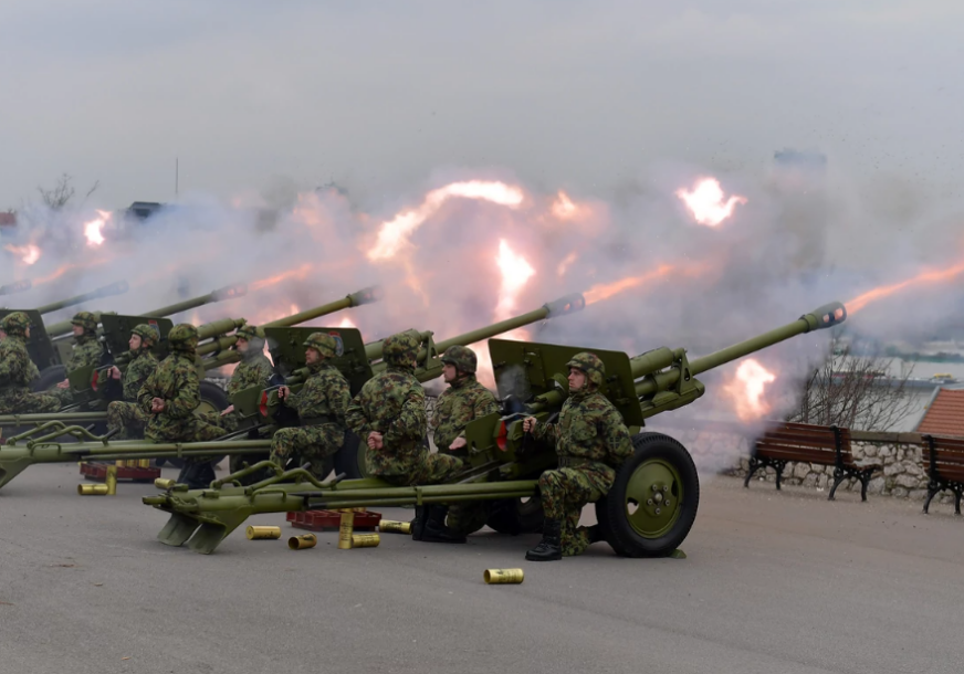 (VIDEO, FOTO) Obilježen Dan državnosti Srbije: Pripadnici Vojske počeli sa artiljerijskom paljbom na Kalemegdanu