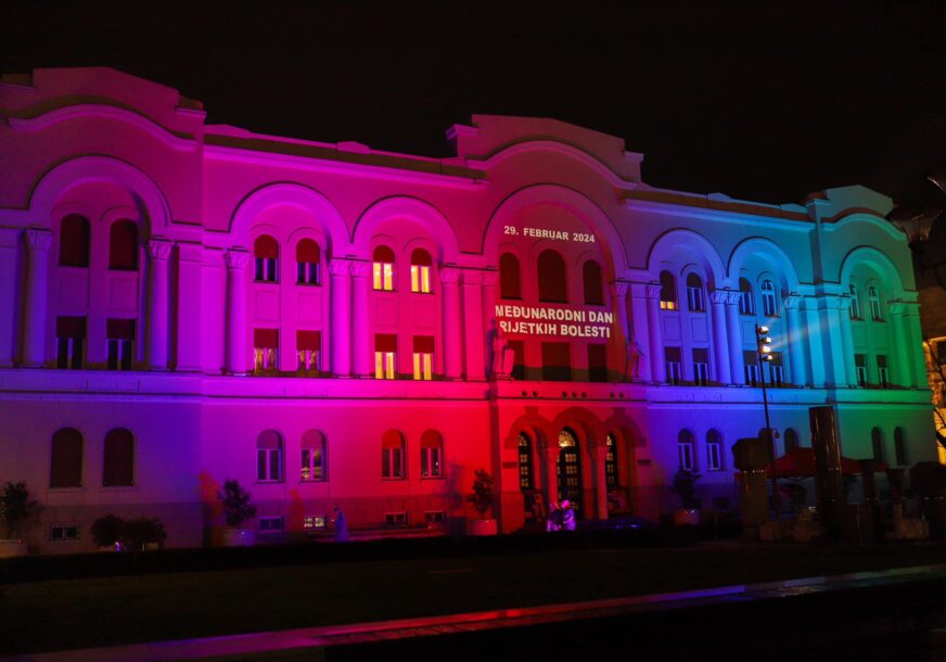(FOTO) U bojama rijetkih bolesti: Posebno osvjetljenje na Gradskoj upravi i Banskom dvoru, podrška gradonačelnika Stanivukovića