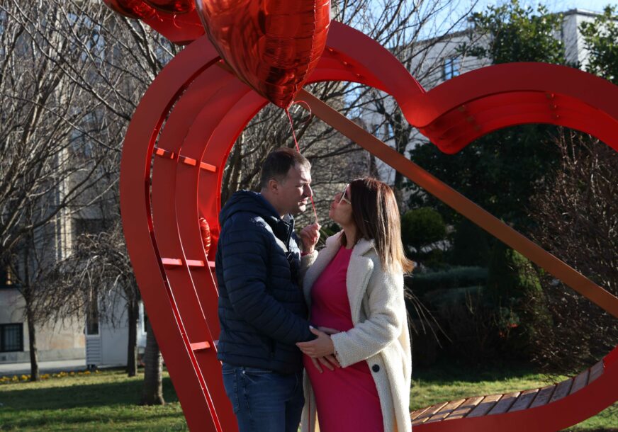 (FOTO) "Kakav dan ljubavi" Nakon nekoliko sati od slikanja pored ljubavne postavke u Banjaluci, bračni par postao BOGATIJI ZA NOVOG ČLANA